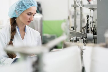 üretim operatör modern ekipman ile çalışma 