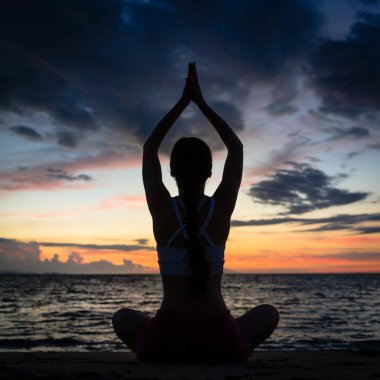  Fitness genç kadın pratik yoga