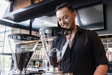 genç adam espresso hazırlanıyor
