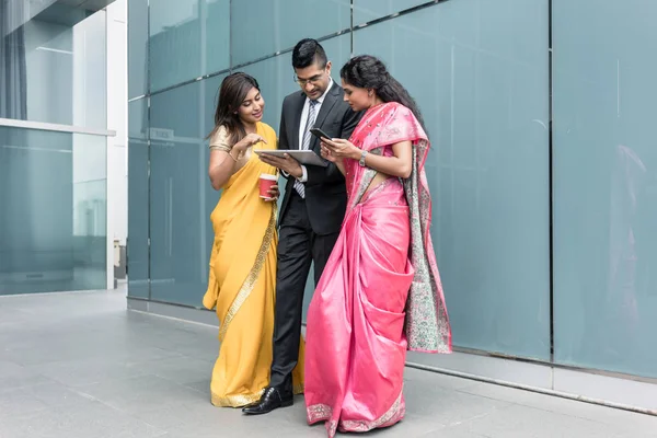 Indické lidí, kteří používají zařízení — Stock fotografie