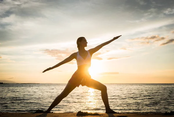 Fitness giovane donna praticare yoga — Foto Stock