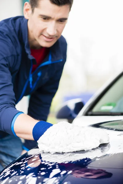 Young man polishing car — Stock Photo, Image