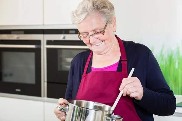 Oma koken voedsel — Stockfoto