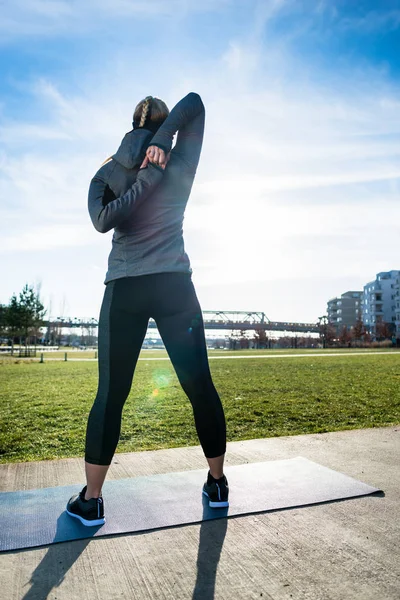 Mulher fitness alongamento ombros — Fotografia de Stock