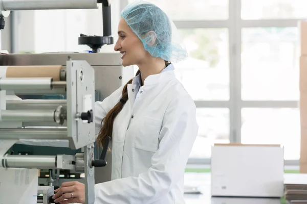 Operador de fabricación que trabaja con equipos modernos — Foto de Stock