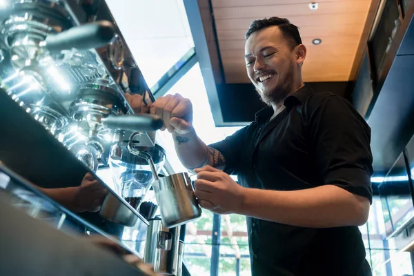 Fiatal barista előkészítéséért kávéfőző — Stock Fotó