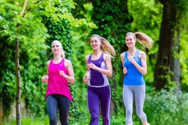 genç kadın ormanda koşu