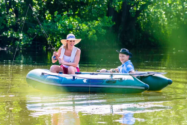 Ungt par i båt på dammen — Stockfoto