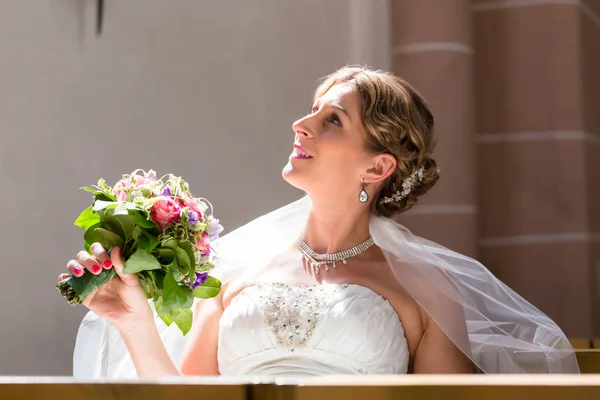 Невеста в день свадьбы в церкви — стоковое фото