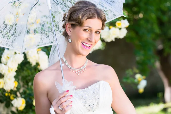 Mariée au mariage avec parasol — Photo