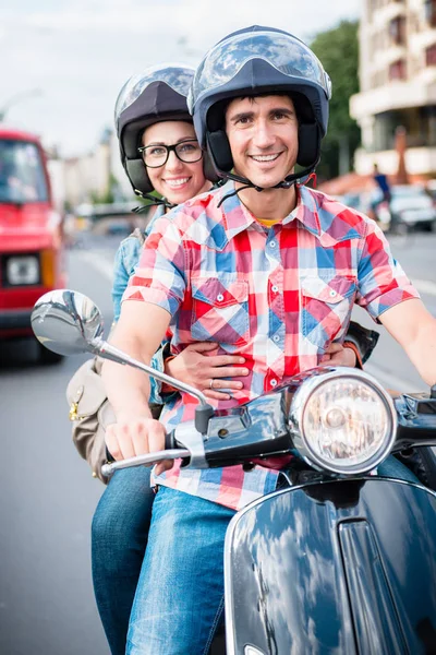 Conductor de scooter con pasajero — Foto de Stock