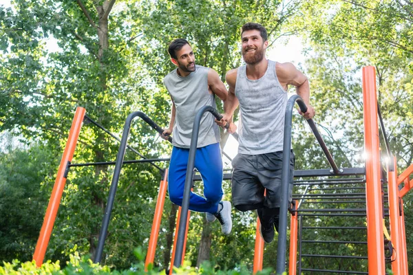 Guapos jóvenes haciendo ejercicios — Foto de Stock