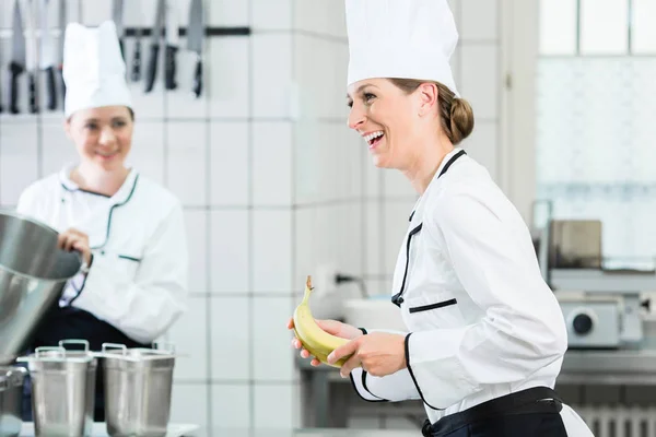 Chefs femininos na cozinha — Fotografia de Stock