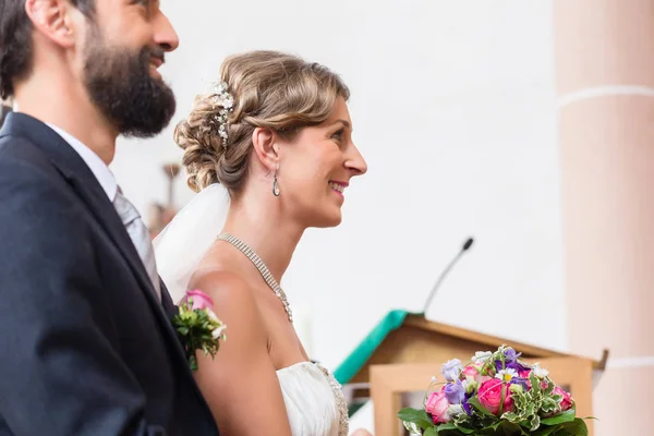 Sposa e sposo il giorno del matrimonio — Foto Stock