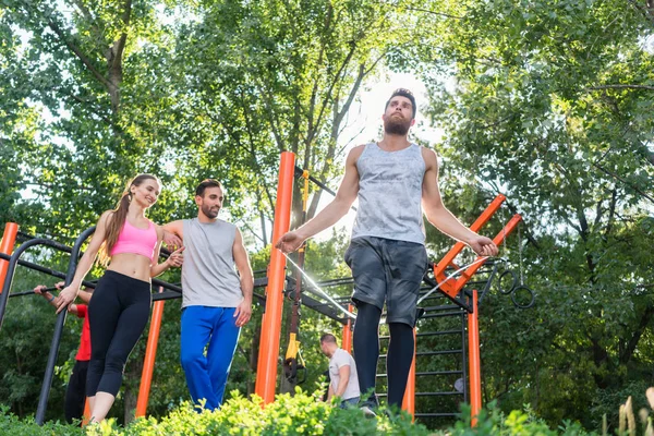 Junger Mann beim Seilspringen — Stockfoto