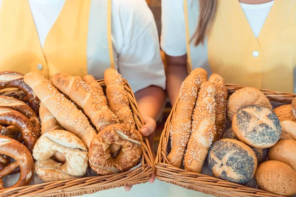 Taze ekmek sunulması kadınlar — Stok fotoğraf