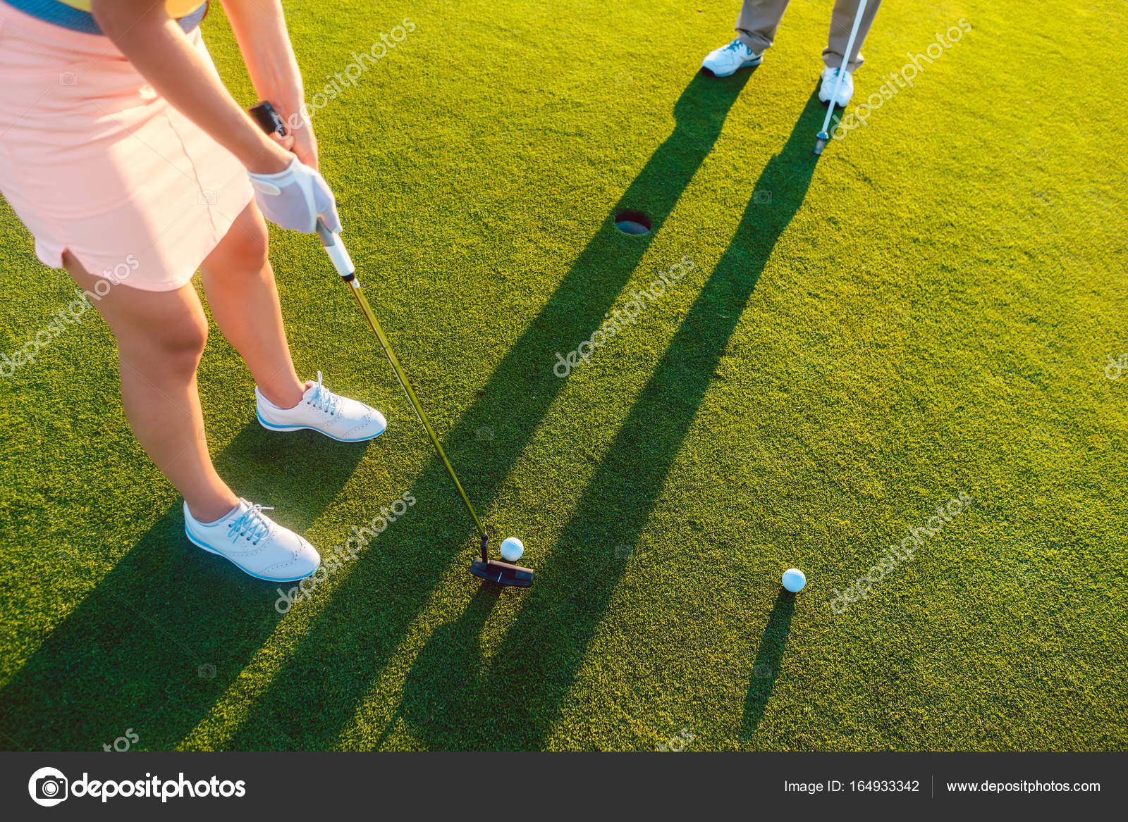 отверстие для мяча в гольфе. клюшка для паттинг-грин. отверстие для мяча в гольфе. для гольфа turf master. держать мяч клюшкой гольф.
