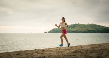 Kumsalda çalışan genç kadın 