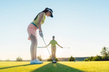 Uygun kadın ortağı ile golf oynarken aşağılardan yan görünüm