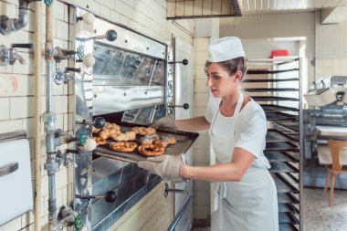 Baker taze pişmiş ekmek ile 