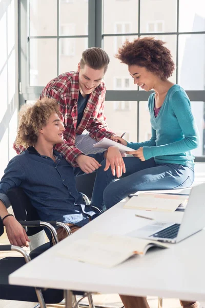 Gruppo di studenti che studiano insieme — Foto Stock