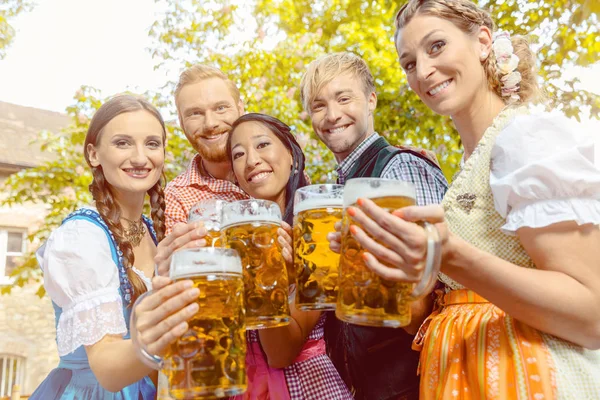 Lächelnde Freunde mit Biergläsern — Stockfoto