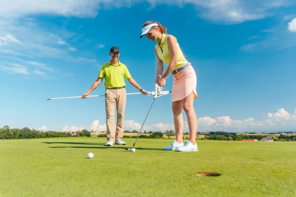 Pleine Longueur Femme Jouant Golf Avec Son Partenaire Match Masculin — Photo