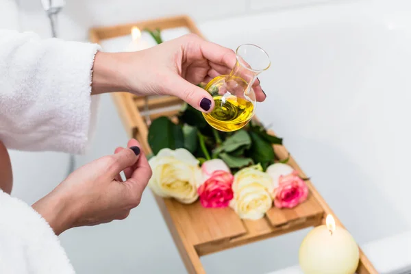 Femme préparant bain de bien-être — Photo