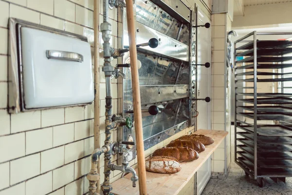 Loafs de pão na prateleira — Fotografia de Stock