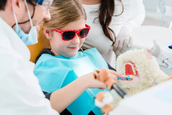 Ребенок Кабинете Стоматолога Присматривает Зубами Игрушки — стоковое фото