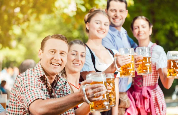 Giovani con bicchieri di birra — Foto Stock