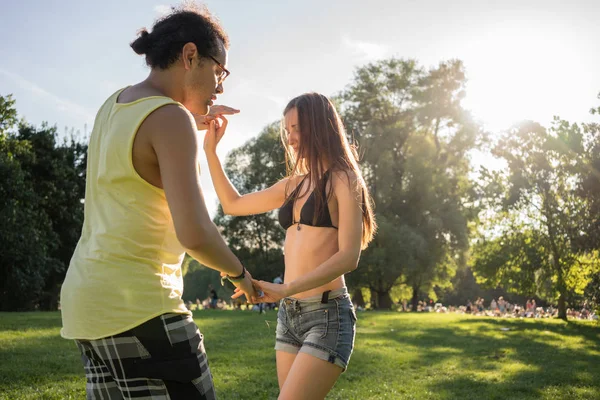 Mulher e homem dançando salsa — Fotografia de Stock