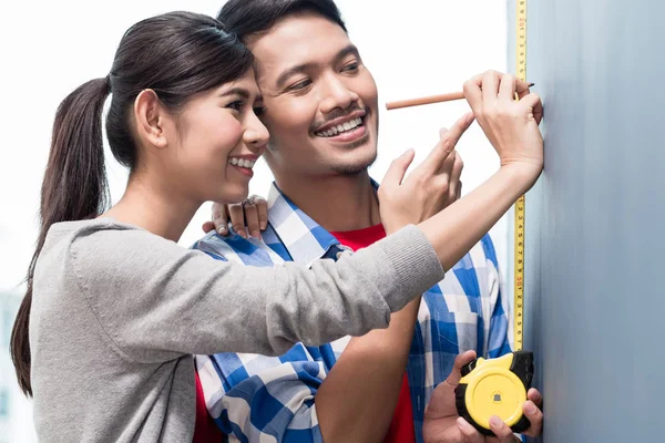 Young Indonesian Couple Smiling Making Measurement Wall — Stock Photo, Image