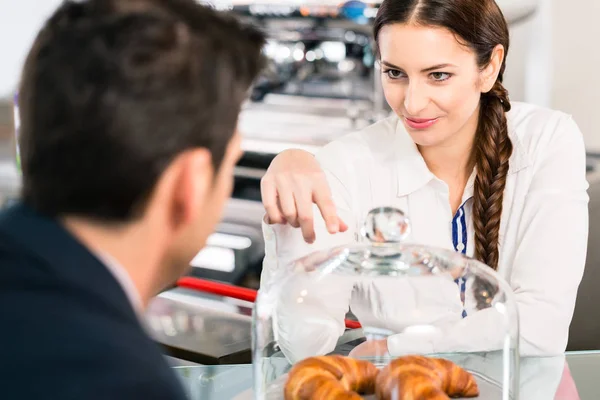 Cameriera Amichevole Guardando Cliente Mentre Indica Croissant Francesi — Foto Stock