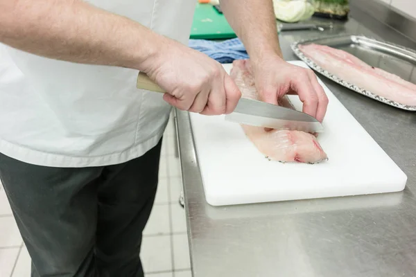 Chef Filete Pescado Carpa Corte Con Cuchillo Profesional — Foto de Stock