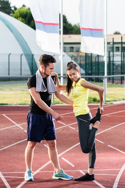 Uomo Donna Sulla Pista Arena Sportiva Facendo Esercizi Stretching — Foto Stock