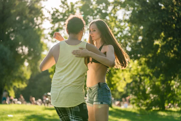 Мужчина и женщина танцуют в парке — стоковое фото