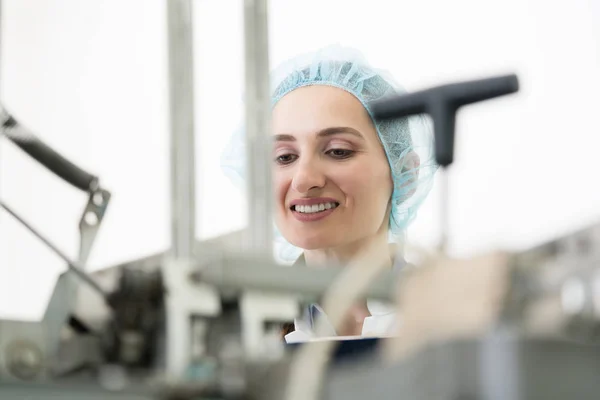 Porträt Einer Lächelnden Frau Die Eine Schützende Kopfbedeckung Trägt Während — Stockfoto