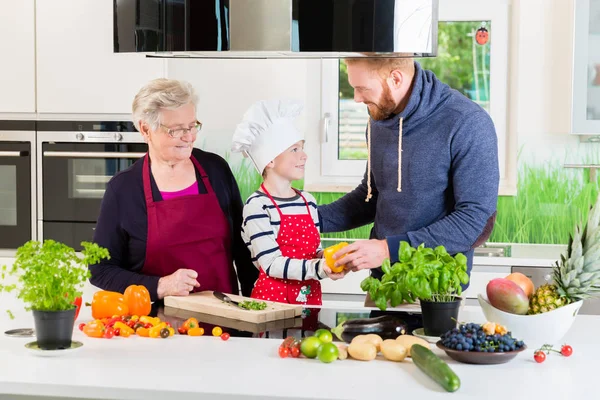 Papá, abuela y niño cocinando juntos. — Foto de Stock