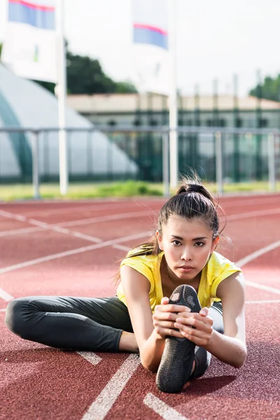 Vrouw Atleet Die Zich Uitstrekt Racing Track Voordat — Stockfoto