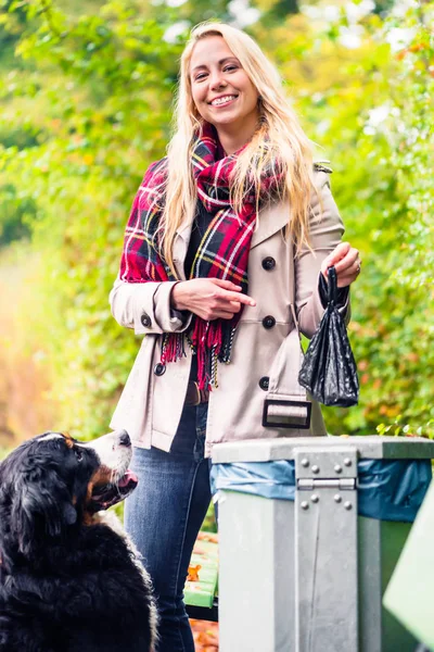 Frau Sammelt Hundekotbeutel Auf Und Legt Ihn Mülleimer — Stockfoto