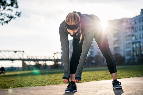 Junge Frau Bindet Die Schnürsenkel Ihrer Sportschuhe — Stockfoto