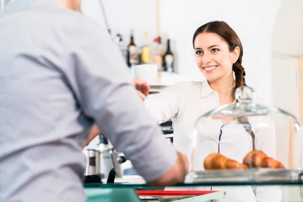 Cameriera Che Serve Cliente Maschile Con Una Tazza Caffè — Foto Stock