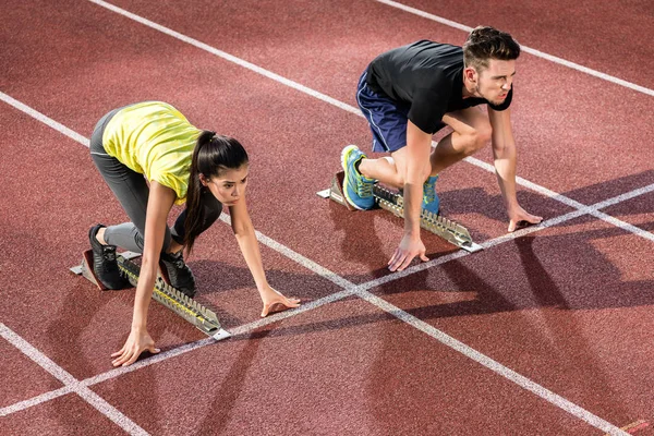 Atleta Masculino Femenino Posición Inicial Bloque Inicio Pista Cemento — Foto de Stock