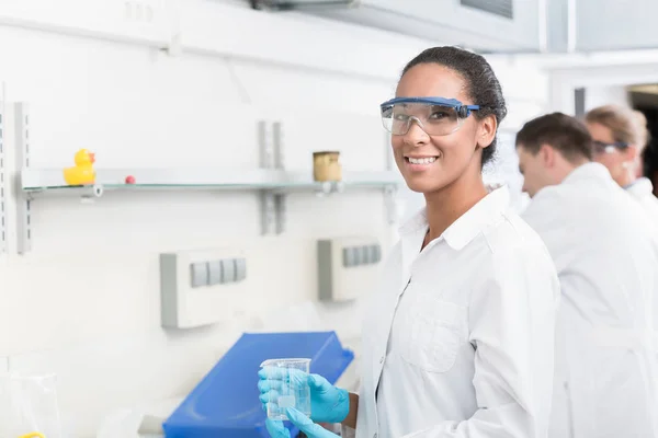 Kvinnliga laboratorietekniker — Stockfoto
