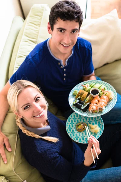 Vue Angle Élevé Heureux Jeune Couple Manger Nourriture Asiatique Traditionnelle — Photo