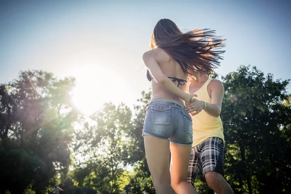 Homme et femme dansant dans le parc — Photo