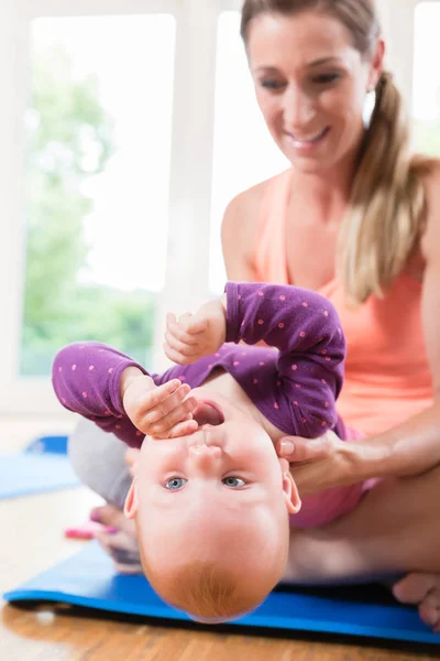 Mamá Bebé Recién Nacido Jugando Juntos Casa — Foto de Stock