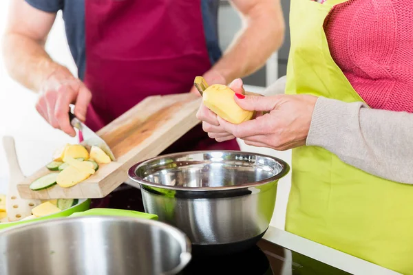 Homme et femme cuisinent ensemble — Photo