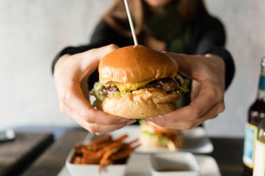 Kadın gösteren çizburger kamera